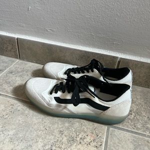 Van size 8, white and black.